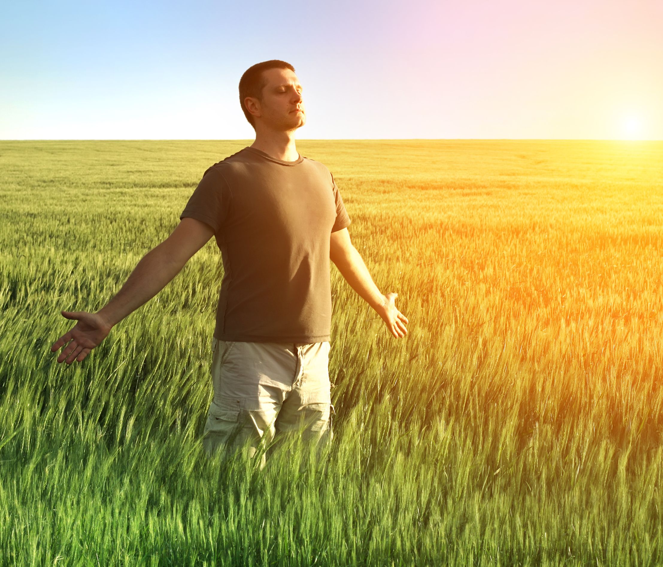 Человек смотрит в поле. Мужчина в поле. Пшеничное поле человек. Мужская фотосессия в поле. Славянский мужчина в поле.